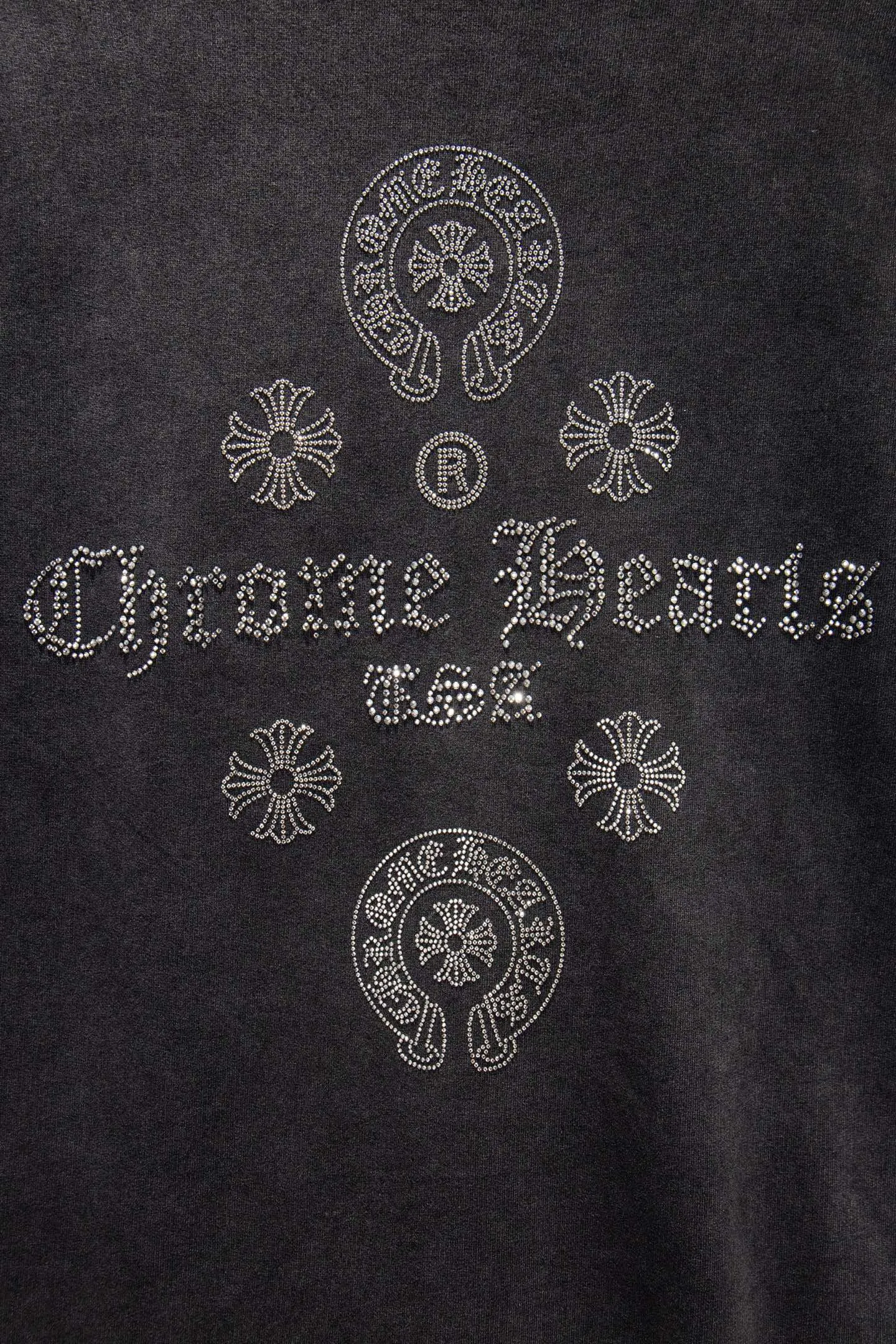 P270 🆕Chrome hearts new hot-drilled and stir-fried color sweatshirt. The os version is really charming. The Chrome family is also really unique. Every new season's new version is to the extreme. It is very practical and can be worn casually. Nice✔️ - ⚠️100% cotton. Made of custom-dyed terry cotton sweatshirt surface, 420g double-ply double yarn, comfortable to the touch. Made from imported knitting needle carded cotton, the thickness is moderate, drapey and contoured, making the upper body comfortable! ! It is very tolerant to fat body types and can instantly lose five pounds after wearing it!  Specially ordered many Austrian hot diamonds, which have the bling bling effect of natural crystals under the light, and multi-faceted reflective points, the production cost is extremely high. The laser molding includes a computer engraving machine and a laser machine, which are accurate in particle units. Finally, it is hot and set at high temperature. After hot stamping, the firmness needs to be tested repeatedly on the hot stamping. It can appear colorful and reflective under the light. The body is treated with anti-bottom fried color elements, which greatly increases the interest of the clothing; unique visual effects.  Hem Loose closing Double-layer fabric Good closing effect Exquisite seaming Color: Washed black Reverse stir-fried gray Size: S-M-L-XL